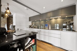 Fridge, microwave, oven, stovetop - Wapping Thames Penthouse- 2,000 sq ft (London)