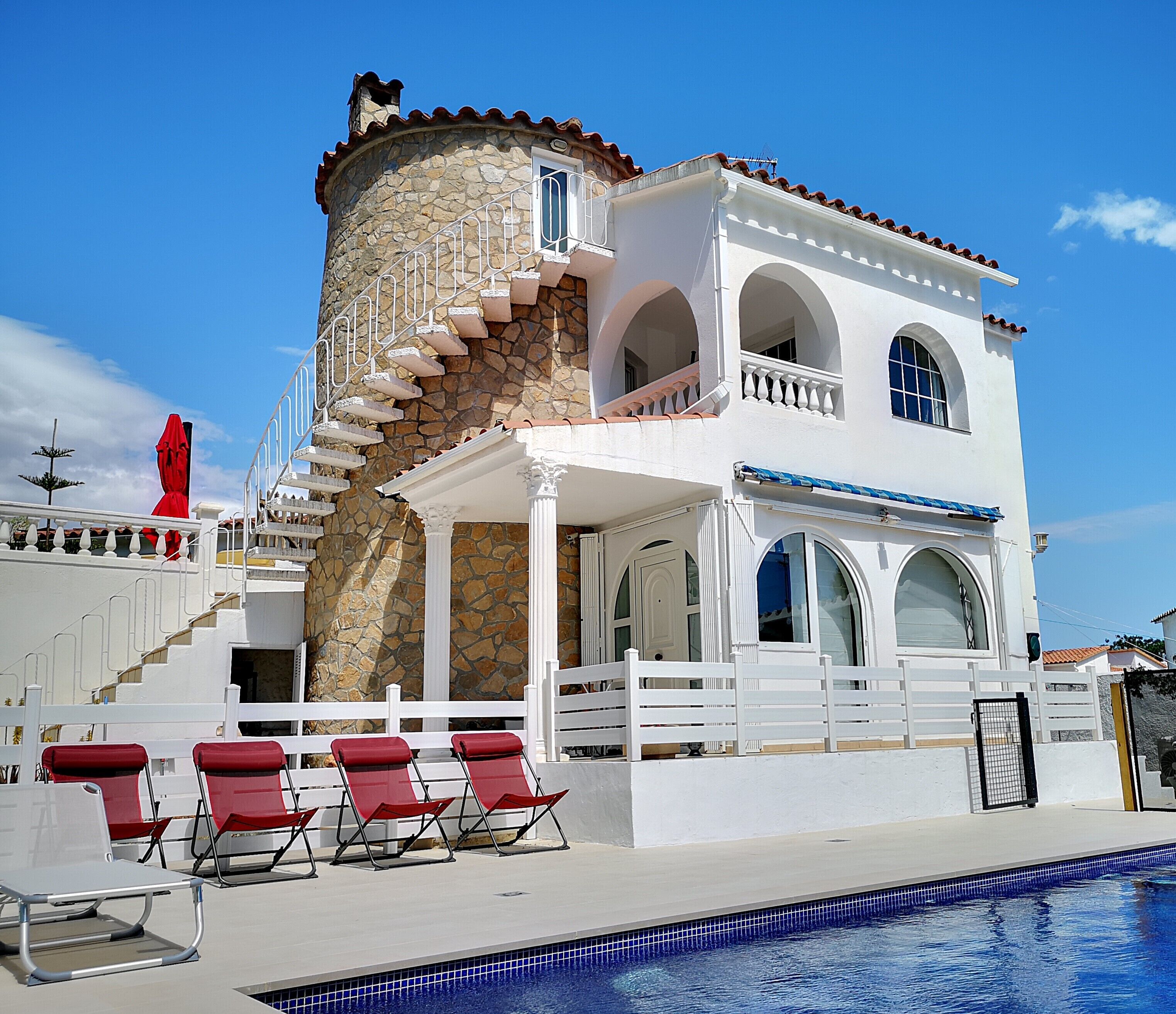 Una piscina al aire libre, una piscina climatizada
