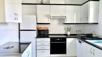 Geladeira, micro-ondas, fogão, cooktop