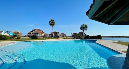 Island Time - Beachfront Condo w/ Pool Access