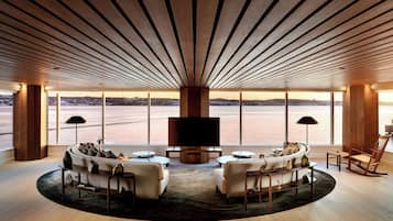 Presidential-Suite, 1 King-Bett (view)