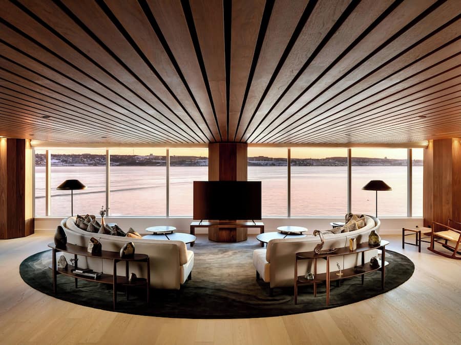 Minibar, caja de seguridad en la habitación y escritorio