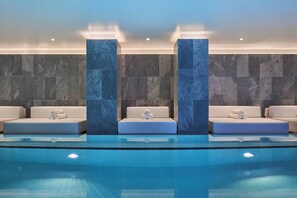 Una piscina cubierta