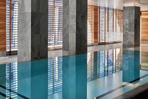 Una piscina cubierta