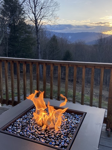 Private 5BR mt. view, pool, new hot tub, & fireplace!