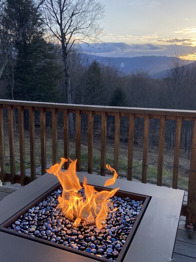 Private 5BR mt. view, pool, new hot tub, & fireplace!