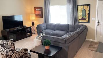 Una Smart TV, libros, una impresora