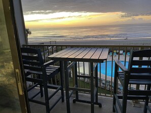 Outdoor dining - MARGIE’S OCEANFRONT DREAM PLACE with 55” TV (Myrtle Beach)