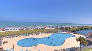 Alberca techada y alberca al aire libre