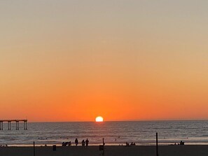 Beach nearby - Across From The Sand 3 BR 2 BA + 2 Reserved Parkings! (San Diego)