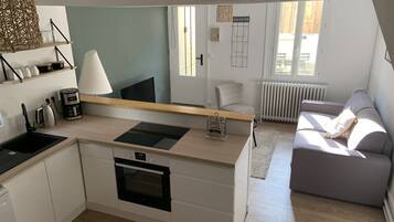 Réfrigérateur, micro-ondes, four, plaque de cuisson