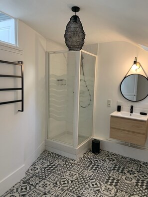 Dusche, Haartrockner, Handtücher