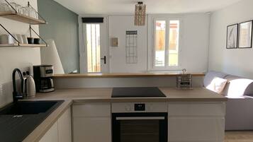 Réfrigérateur, micro-ondes, four, plaque de cuisson