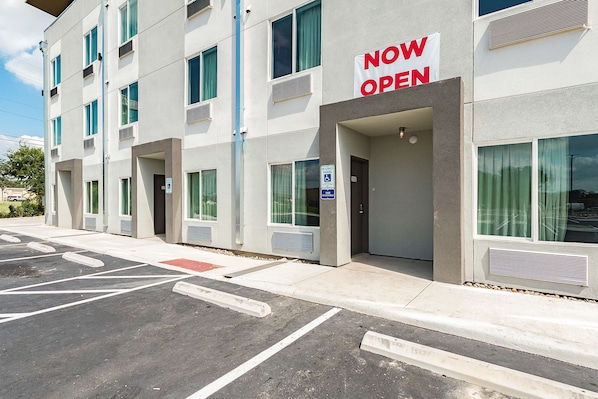 Property entrance - Studio 6 New Braunfels, TX (New Braunfels)