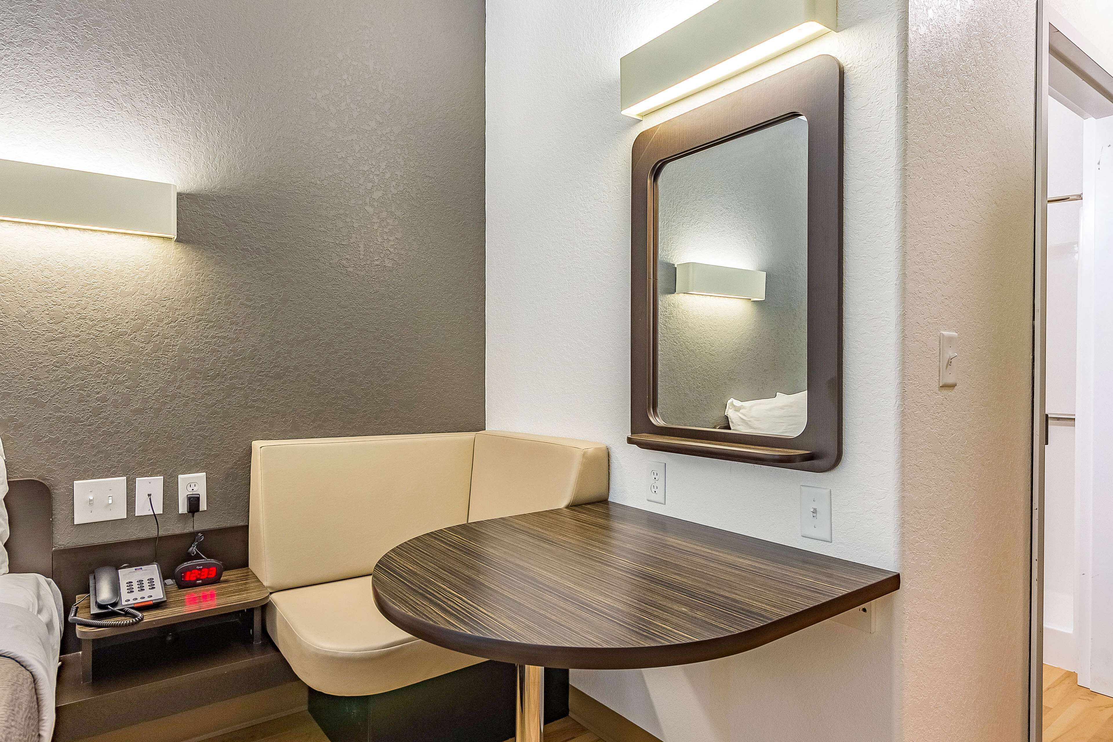 Minibar, gratis wi-fi och sängkläder