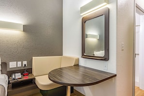 迷你吧、免费 WiFi、床单