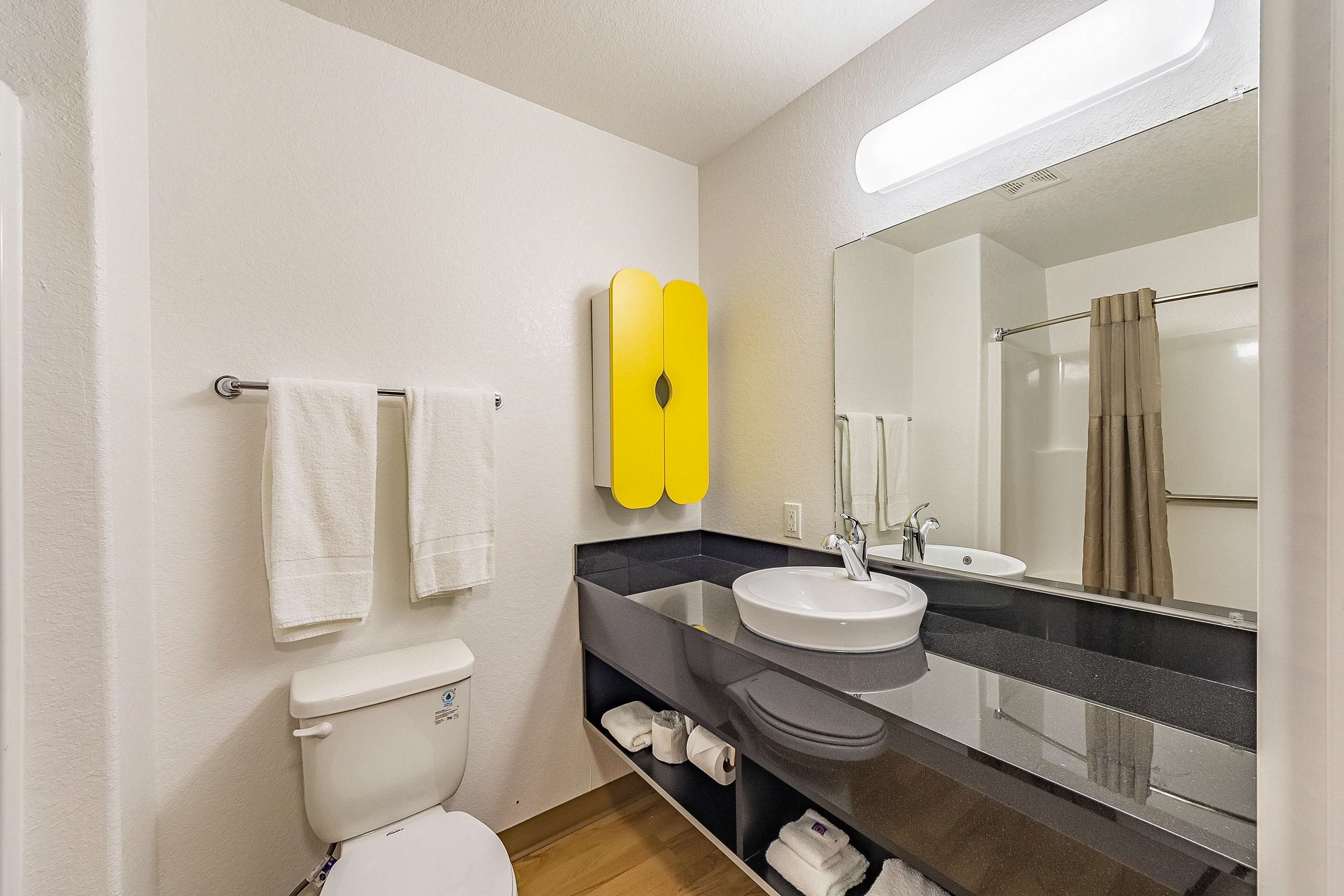 Combined shower/tub, towels