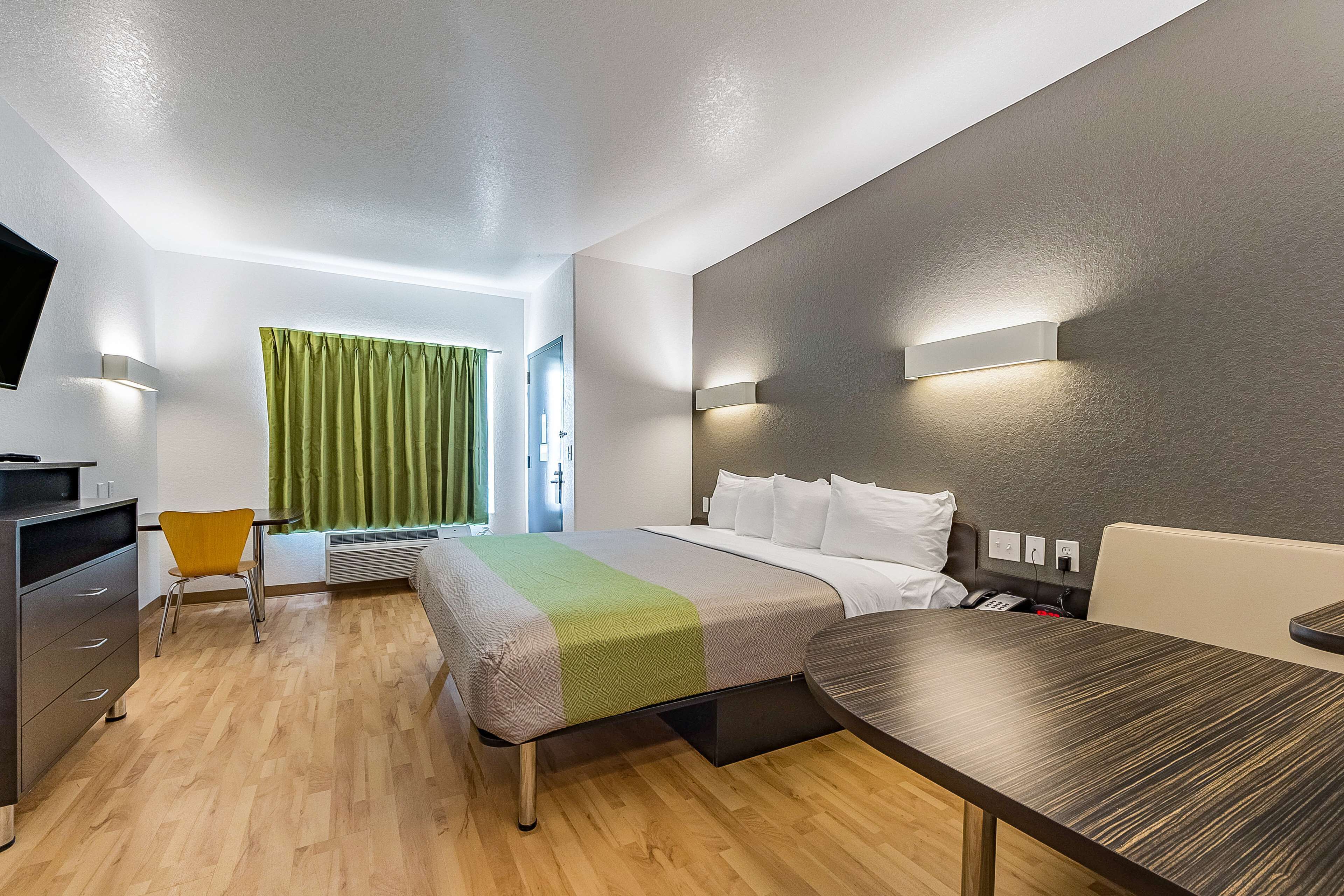 Minibar, accès au Wi-Fi (inclus), literie fournie