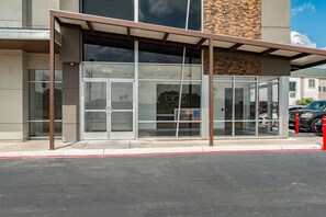Property entrance - Studio 6 New Braunfels, TX (New Braunfels)