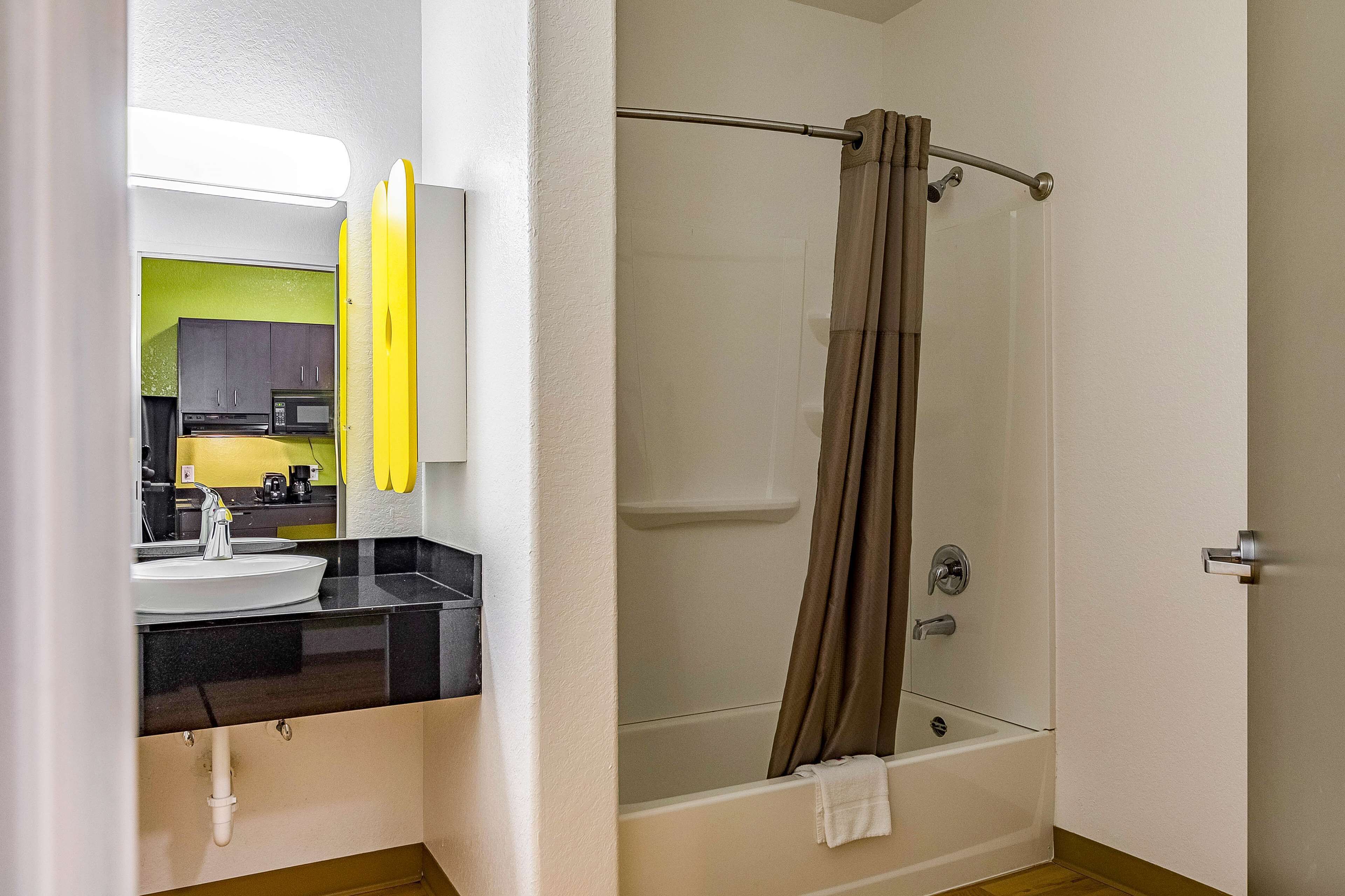 Combined shower/bathtub, towels