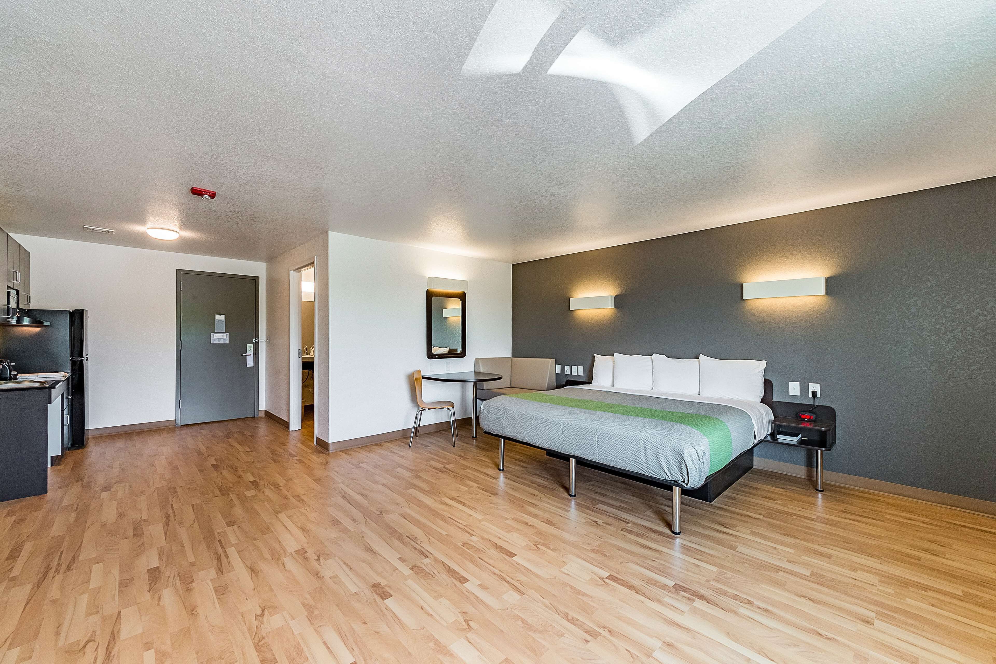 Minibar, free WiFi, bed sheets