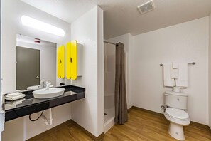 Kombinert dusj/badekar og håndklær