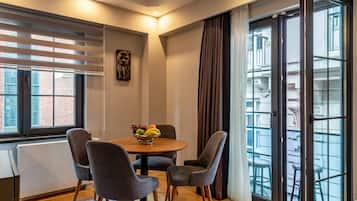 Suite Deluxe | Cocina privada | Frigorífico, placa de cocina, lavavajillas y hervidor eléctrico