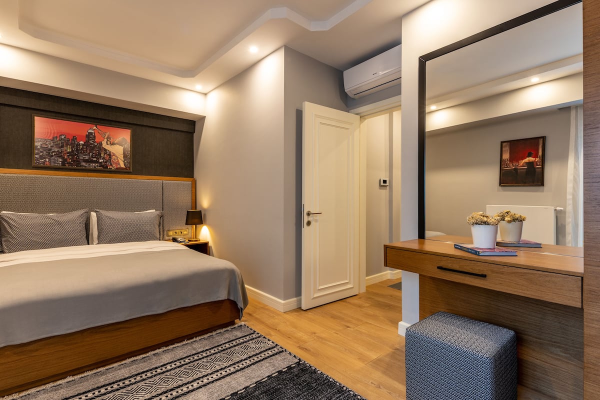 Luxury Suite | 1 bedroom, desk, laptop workspace, soundproofing