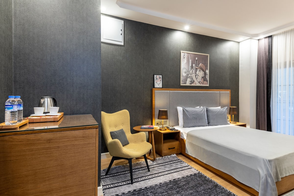 Junior Studio | 1 bedroom, desk, laptop workspace, soundproofing