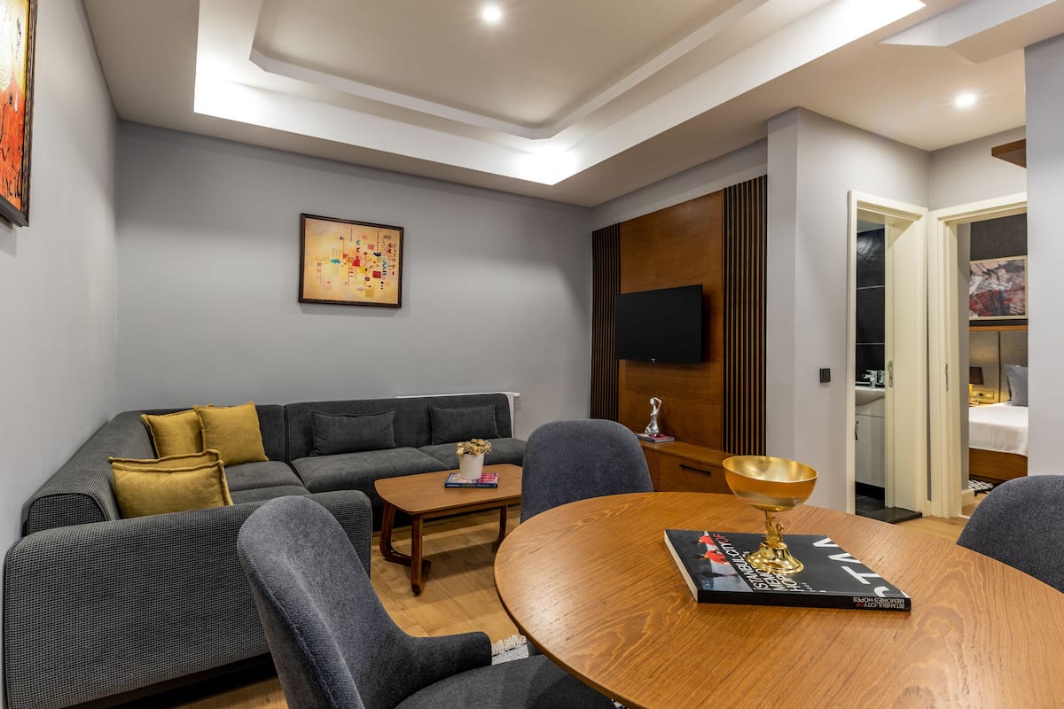 Grand Suite (Half Basement with 2 Small Windows) | Living area | Flat-screen TV, printers