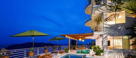 Innendørsbasseng og utendørsbasseng