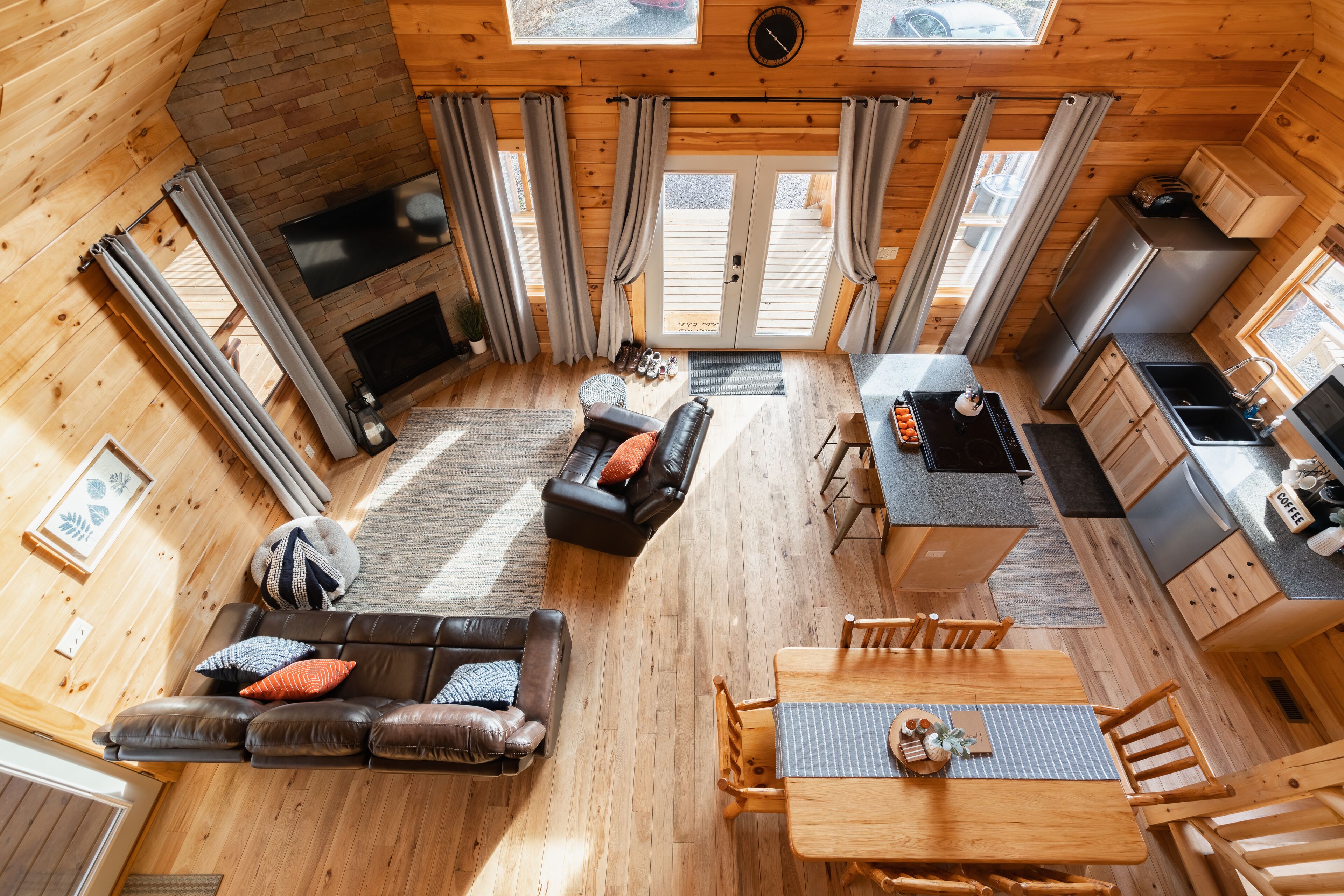 智能電視、壁爐、電子遊戲、DVD 播放機