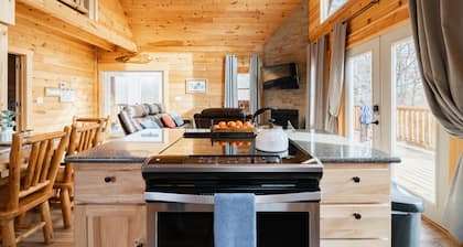 Hocking Hills Naturescape 🌿 Fast Wifi ~ Hot Tub ~ Close to the Caves, Trails 🌿