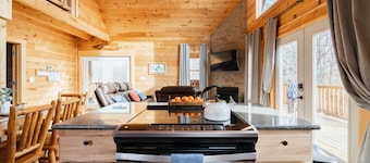 Hocking Hills Naturescape ~ Fast Wifi ~ Hot Tub ~ Close to the Caves, Trails