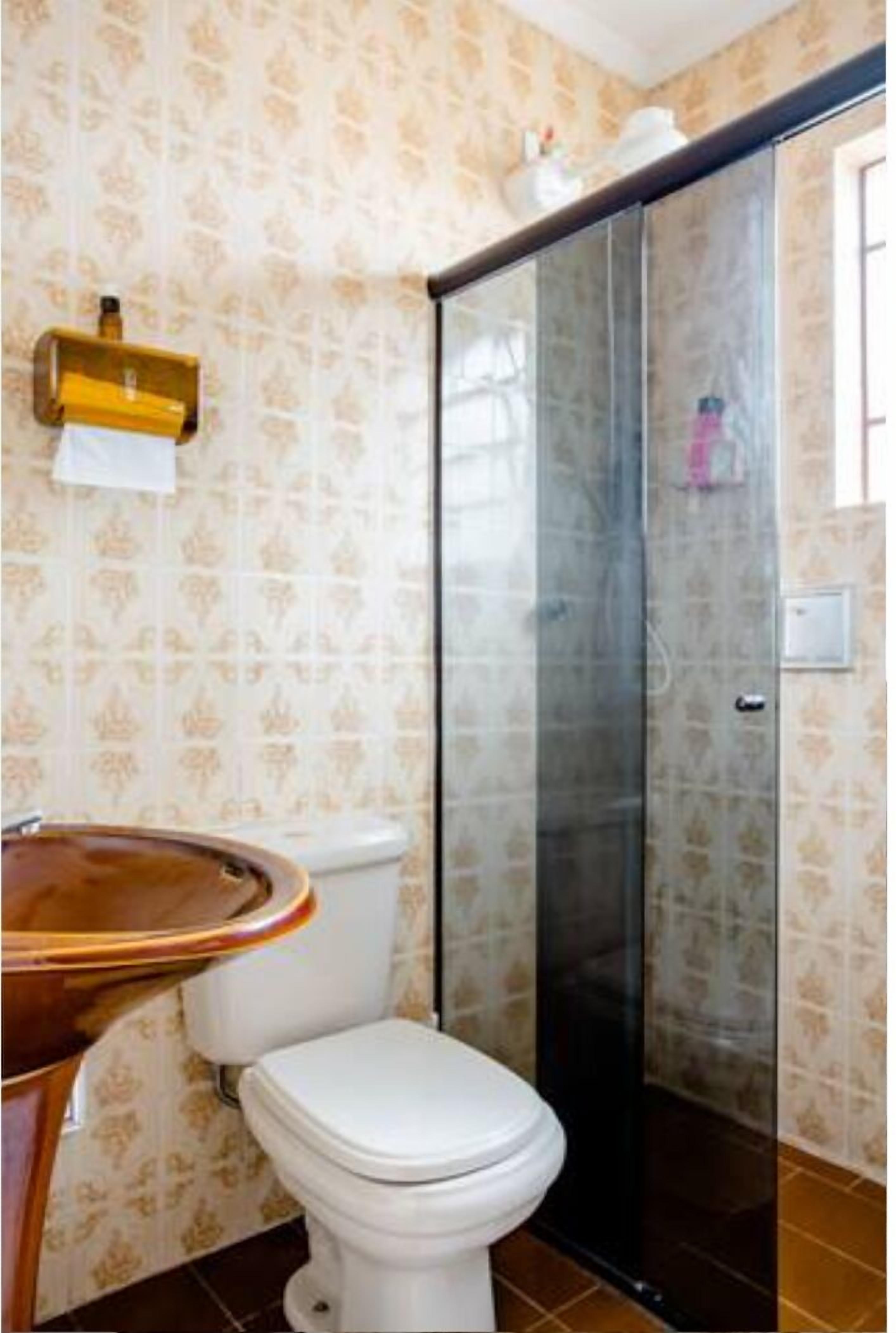 Een douche, handdoeken, zeep, toiletpapier