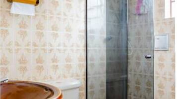 Een douche, handdoeken, zeep, toiletpapier