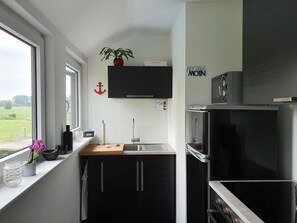 Fridge, microwave, stovetop, coffee/tea maker - Vacation apartment "Meine Zeit " on the world shipping route (Cuxhaven)