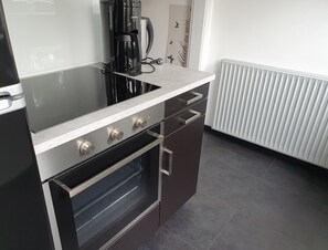 Geladeira, micro-ondas, cooktop, cafeteira/chaleira