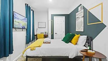 3 quartos, escrivaninha, ferros/tábuas de passar roupa, berço de viagem