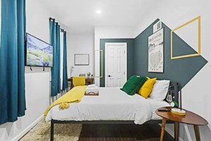 3 habitaciones, escritorio y tabla de planchar con plancha 