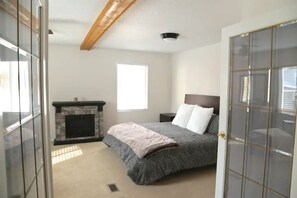 2 bedrooms, desk, iron/ironing board, travel cot