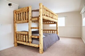 2 Schlafzimmer, Schreibtisch, Bügeleisen/Bügelbrett, Reisekinderbett