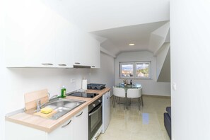 Oven, stovetop, cookware/dishes/utensils - Apartments Šmanjak - One-Bedroom Apartment with Sea View (Zvekovica)