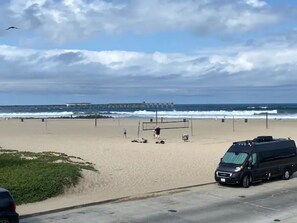 Playa en los alrededores y camastros 