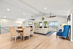 Smart-TV, Kamin, Videospiele, Tischfußball