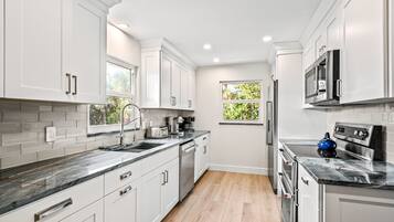 Een koelkast, een magnetron, een oven, een kookplaat