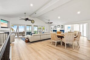 Televisor intel·ligent, llar de foc, videojocs i futbolí