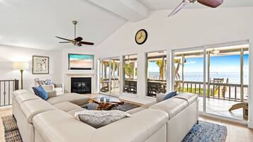 Een smart-tv, een open haard, videogames en tafelvoetbal