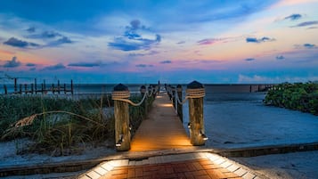Aan het strand, ligstoelen aan het strand, strandlakens