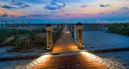 Luxury Beachfront Home-Lit Fishing Dock, Shelling, Stunning Sunrises- Golf Cart